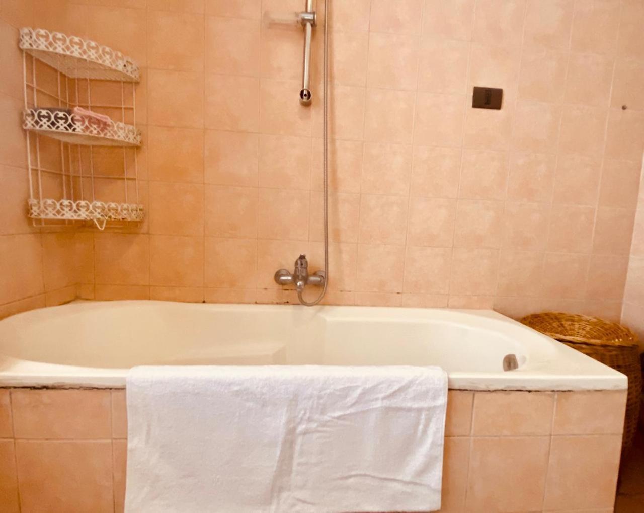 Apartment Tirana Esterno foto