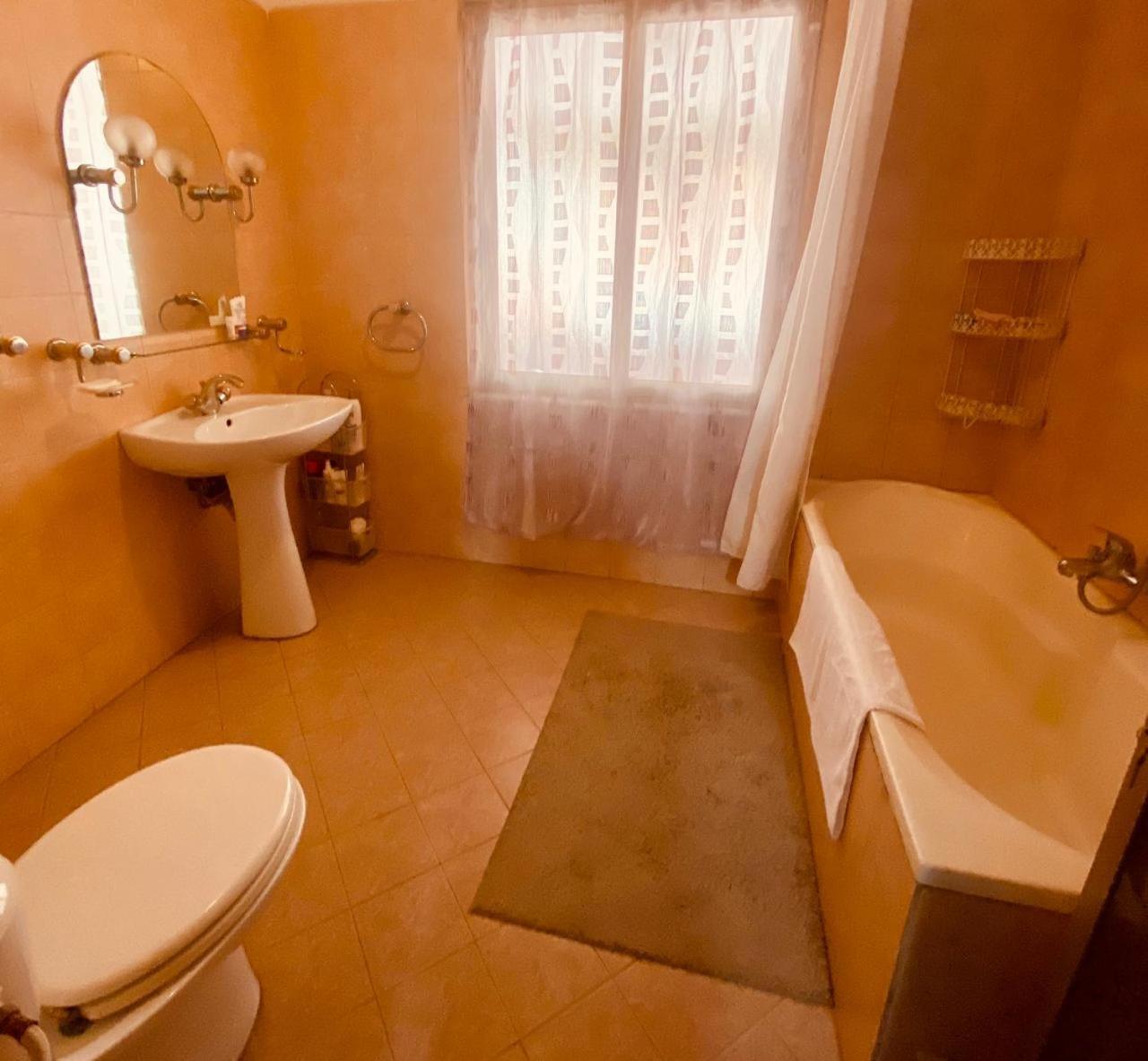 Apartment Tirana Esterno foto